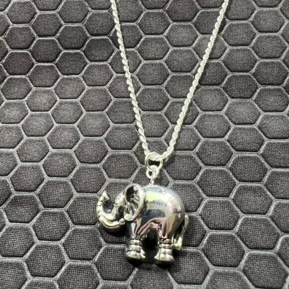 Elephant Necklace 18K White Gold Plated - Picture 1 of 1